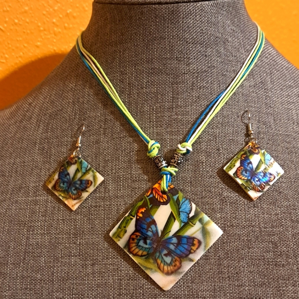 NEW Butterfly Print necklace and drop earrings 🦋🦋
